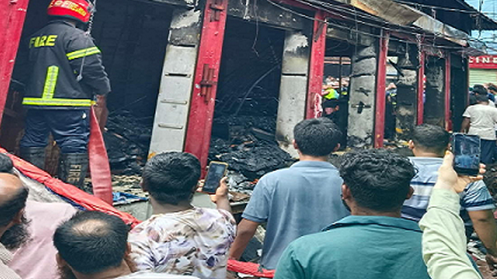 মাধবদীতে সোনার বাংলা মার্কেটে আগুনে পুড়েছে সাত দোকান