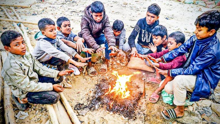 চরভদ্রাসনে তীব্র শীতে বিপর্যস্ত জনজীবন, কম্বলের আশায় মানুষ
