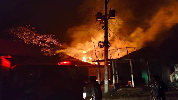 চরভদ্রাসনে অগ্নিকাণ্ডে দুই দোকান ভস্মীভূত