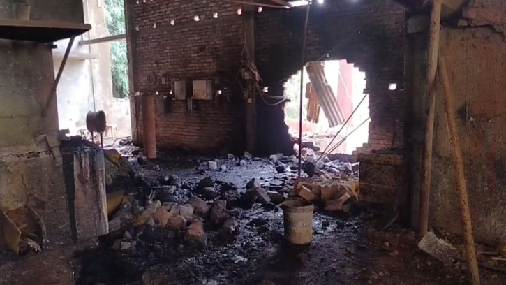 পাঁচদোনায় ব্যাটারি কারখানায় অগ্নিকাণ্ডে ৭ শ্রমিক দগ্ধ