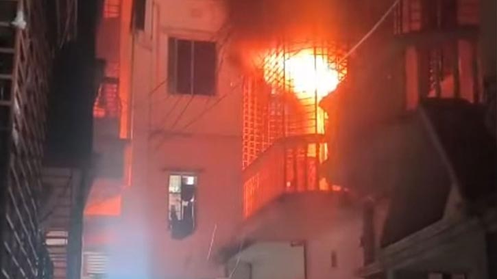 আগুনে জাবি শিক্ষার্থীসহ ৪ জন দগ্ধ