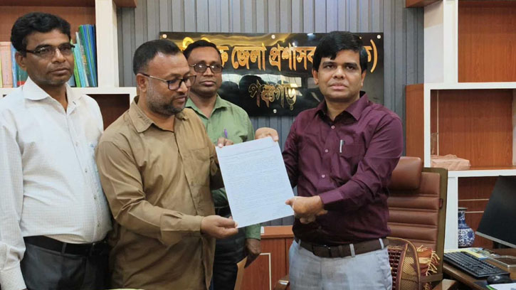  নন এমপিও শিক্ষা প্রতিষ্ঠানের শিক্ষকদের স্মারকলিপি প্রদান