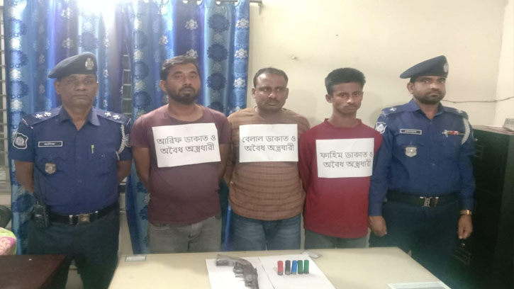 চন্দ্রগঞ্জে দেশীয় অস্ত্রসহ তিন ডাকাত গ্রেফতার