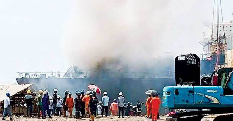 সীতাকুণ্ডে জাহাজভাঙা কারখানায় বিস্ফোরণ: নিহত বেড়ে ৫