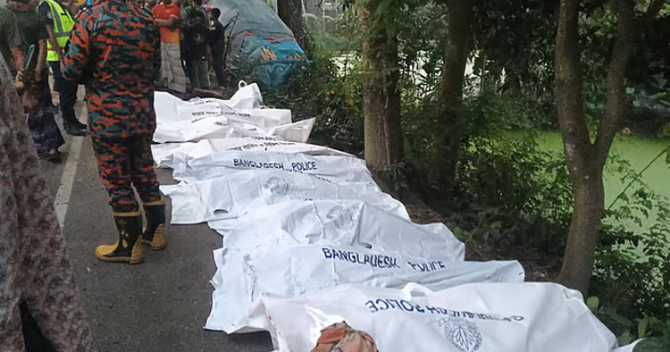 নাটোরে বাস-ট্রাক সংঘর্ষে অন্তত ১৩ জন নিহত