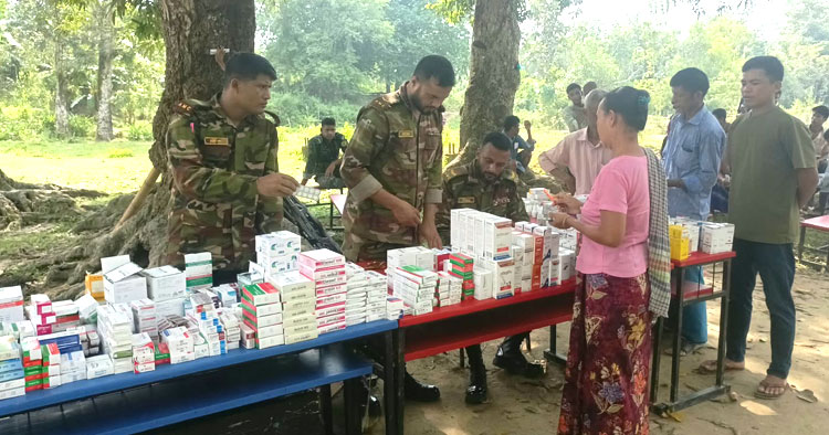 নাক্রাইপাড়ায় সেনাবাহিনীর বিনামূল্যে চিকিৎসাসেবা ও ওষুধ বিতরণ