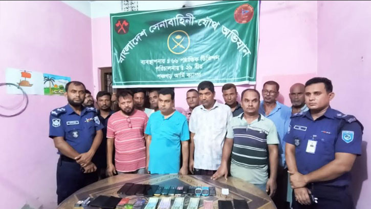 পঞ্চগড়ে সেনাবাহিনীর অভিযানে ১২ জুয়াড়ি আটক