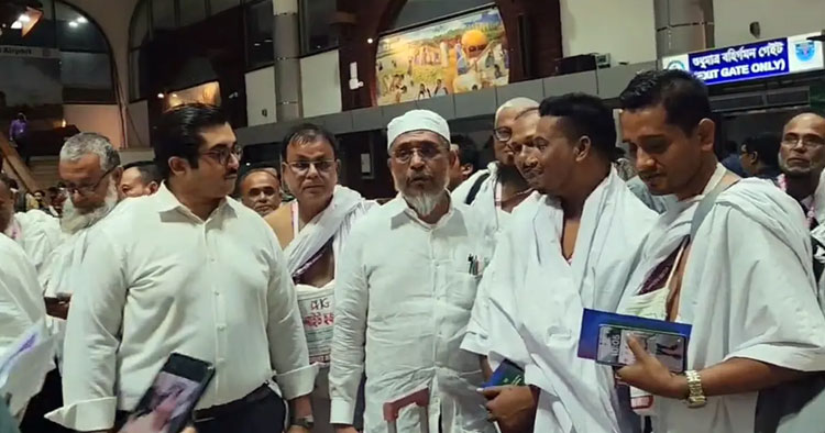 ৪৭ নেতাকর্মীকে নিজ খরচে ওমরাহে পাঠালেন লুৎফুজ্জামান বাবর