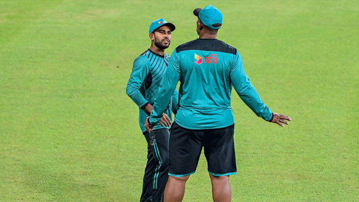 প্রেমাদাসায় টস হেরে বোলিংয়ে বাংলাদেশ, ওয়ানডে অভিষেক দু’জনের