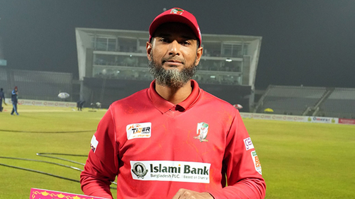 রেফারির ভূমিকায় এখনই আসছেন না মাহমুদউল্লাহ