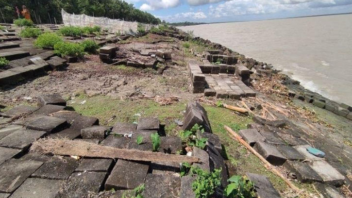 শরণখোলায় ৩০০ কোটি টাকার বেড়িবাঁধে ভয়াবহ ভাঙন