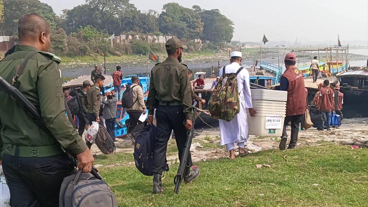 নরসিংদীতে ভোট কেন্দ্র গুলোতে পৌঁছাচ্ছে নির্বাচনী সরঞ্জাম