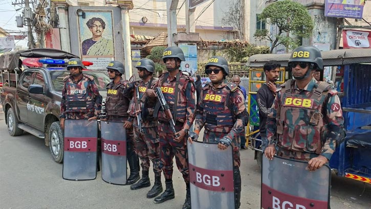 নরসিংদীতে ১৩ প্লাটুন বিজিবি মোতায়েন 