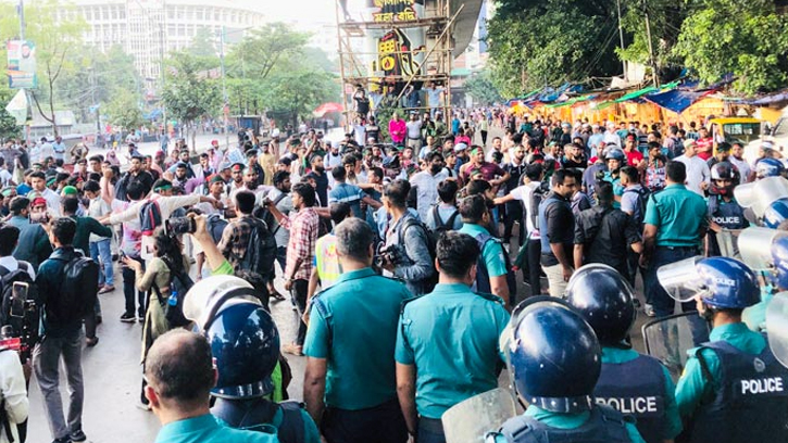 জুলাই সনদ দাবিতে শাহবাগ অবরোধ, আন্দোলনকারীদের সঙ্গে পুলিশের ধাক্কাধাক্কি