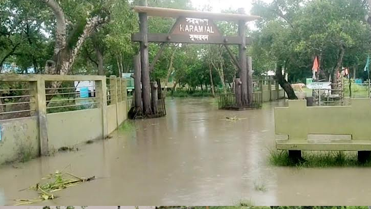 অস্বাভাবিক জোয়ারে প্লাবিত সুন্দরবনের বিস্তীর্ণ এলাকা