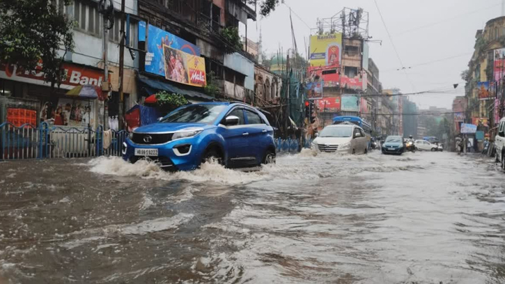 ৭ জন নিহত, টানা বর্ষণে বিপর্যস্ত দুর্গাপূজার নগরী কলকাতা