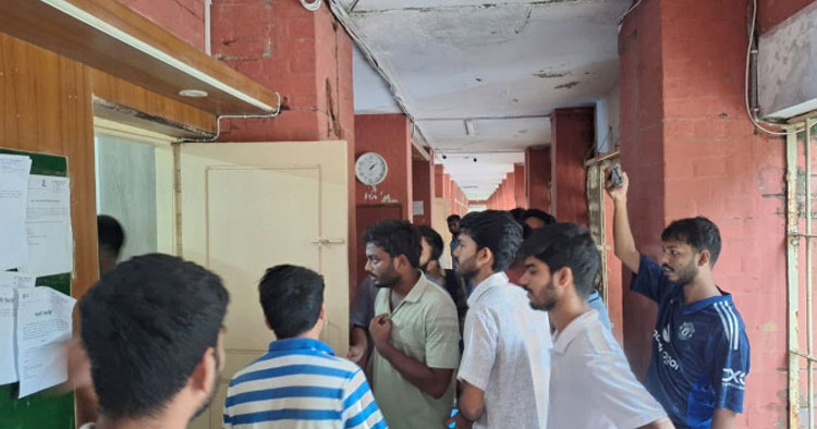 চবি আলাওল হলের প্রভোস্টের পদত্যাগ দাবি, কক্ষে তালা