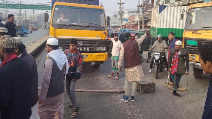শ্রীপুরে হাদী হত্যার বিচারের দাবিতে মহাসড়ক অবরোধ 