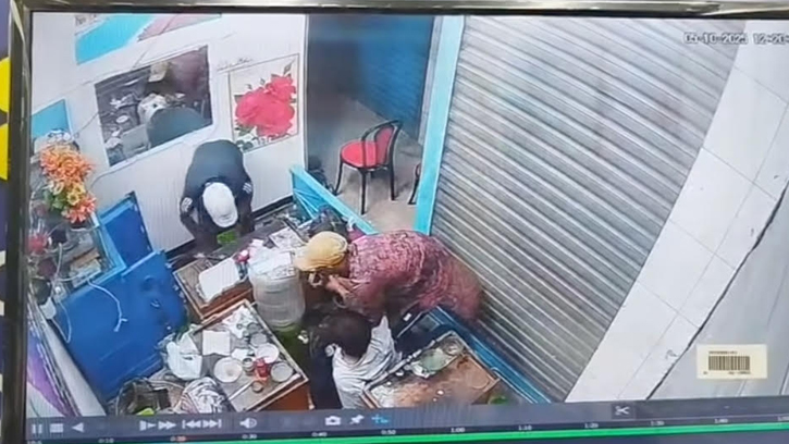 মানিকগঞ্জে স্বর্ণের দোকানে ডাকাতি, ছুরিকাঘাতে ব্যবসায়ী আহত 