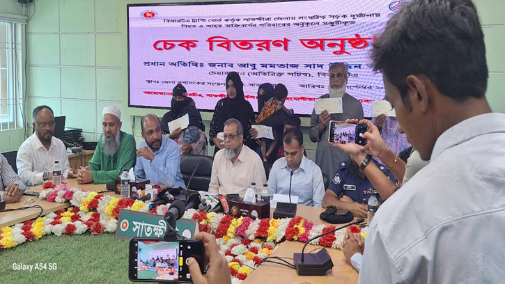 সাতক্ষীরায় সড়ক দুর্ঘটনা: নিহত-আহতদের পরিবার পেল ক্ষতিপূরণ চেক