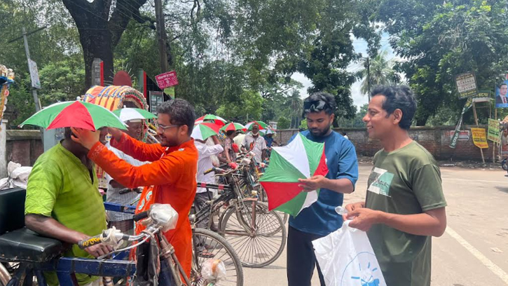 সৈয়দপুরে রিকশাচালকদের মাঝে ক্যাপ ছাতা বিতরণ  