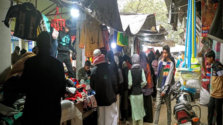চরভদ্রাসনে শীতের দাপট,  ফুটপাতের পুরনো কাপড়ের দোকানে ভিড়