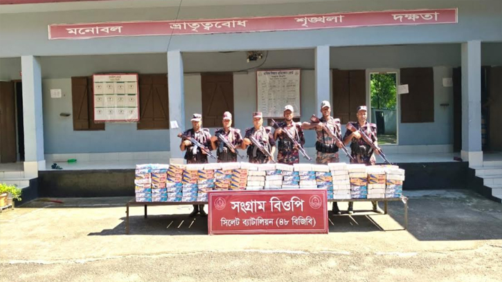 সীমান্তে অভিযানে বিপুল পরিমাণ চোরাই পণ্য জব্দ
