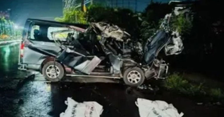 বিয়ের অনুষ্ঠান থেকে ফেরার পথে কাভার্ড ভ্যানের ধাক্কায় নিহত ৪