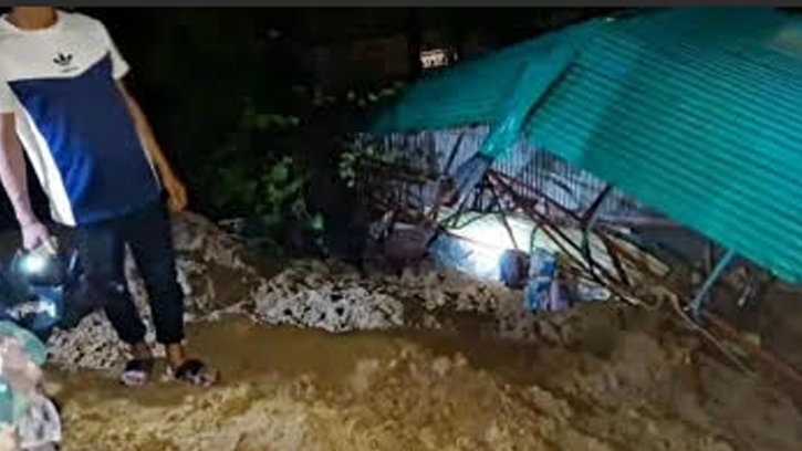 কক্সবাজার শহরে অতি বৃষ্টিতে পাহাড় ধসে দুইটি  ঘর  বিধ্বস্ত