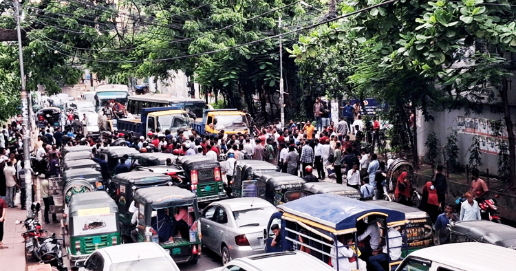 ঘটনা পটিয়ায়, রাস্তা অবরোধ চট্টগ্রাম মহানগরে, দুর্ভোগে হাজার মানুষ