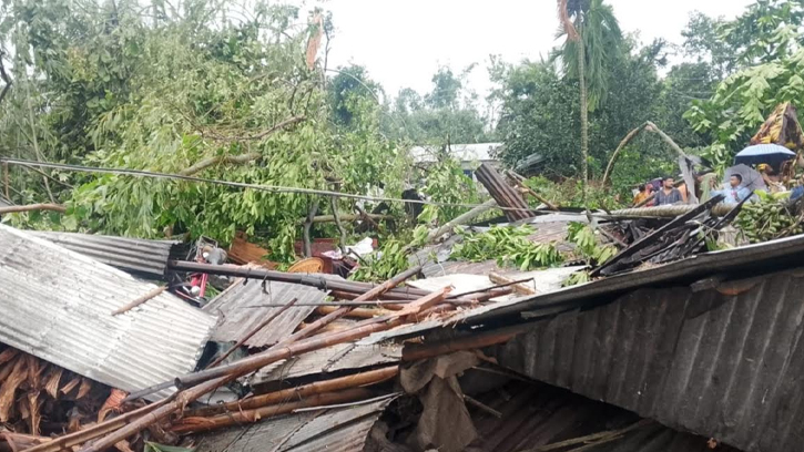 নীলফামারীতে ঝড়ে শতশত বসতঘর বিধ্বস্থ, আহত ৩০