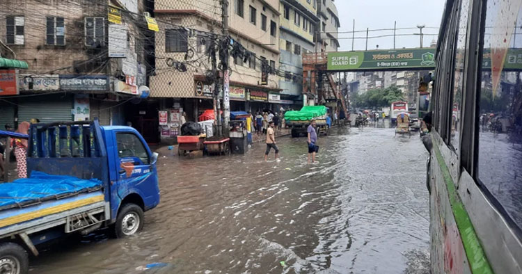 ভোরের ভারি বৃষ্টিতে ঢাকার বিভিন্ন সড়ক পানিতে তলিয়ে গেছে