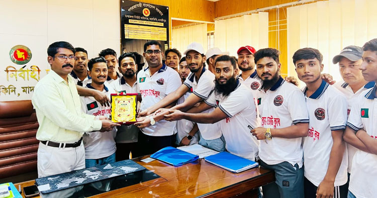 কালকিনি ইউএনও -এর সঙ্গে ফ্রেন্ডশীপ ব্লাড ডোনেট ক্লাবের সৌজন্য সাক্ষাৎ