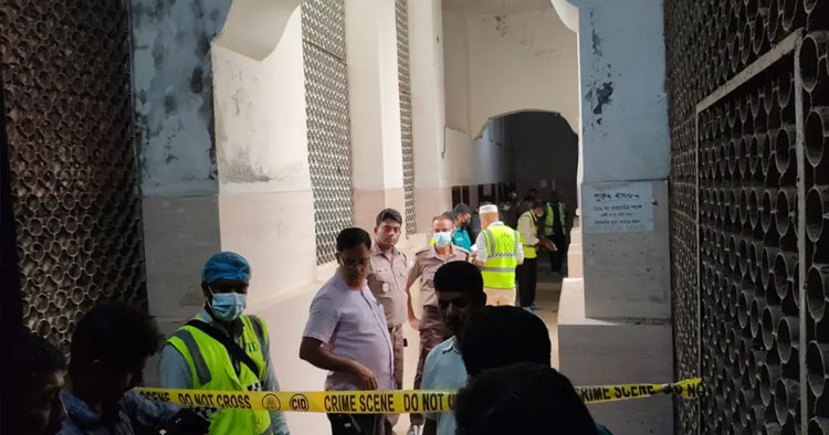 ঢামেকের বাথরুমে নারীর ঝুলন্ত মরদেহ, পাশে রক্তাক্ত ছুরি