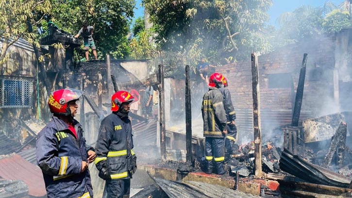 হাটহাজারীতে ২০ মিনিটের অগ্নিকাণ্ডে পুড়ে ছাই বসতঘর