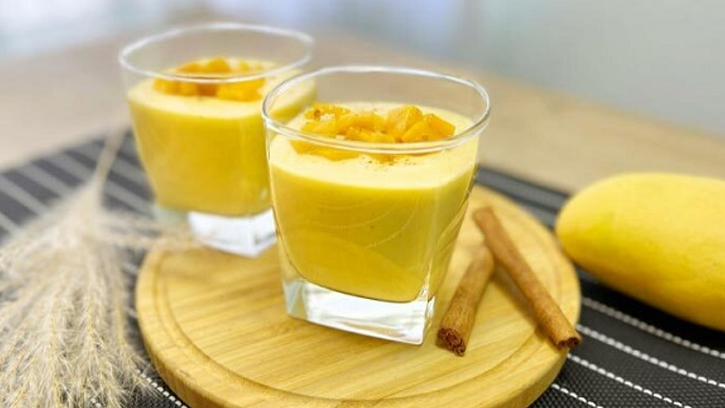 পাকা আম দিয়ে মজাদার লাচ্ছি 