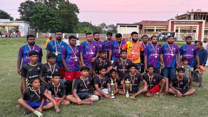 কসবার শিমরাইলে আক্রম গোষ্ঠীর প্রীতি ফাইনাল ফুটবল ম্যাচ অনুষ্ঠিত 