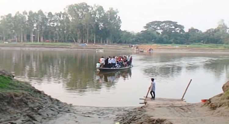 সেতুর অভাবে ঝুঁকিপূর্ণ পারাপার, পলাশবাড়ীতে চলাচলে নিত্য দুর্ভোগ
