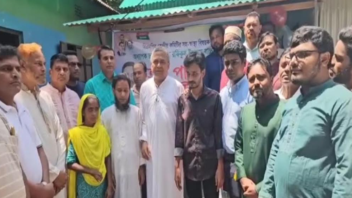দৃষ্টিপ্রতিবন্ধী পরিবারকে আশ্রয় দিলেন বিএনপি নেতা