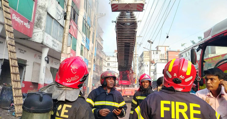 গাজীপুরে গার্মেন্টস কারখানায় আগুন, নিয়ন্ত্রণে ৯ ইউনিট