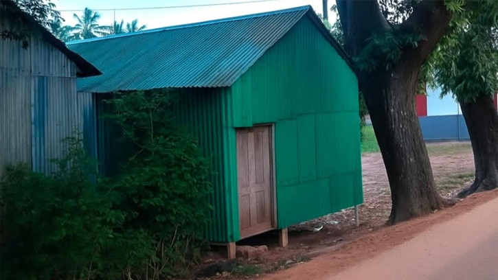 সাটুরিয়ায় বিদ্যালয়ের মাঠ দখল করে ক্লাব ঘর নির্মাণ 