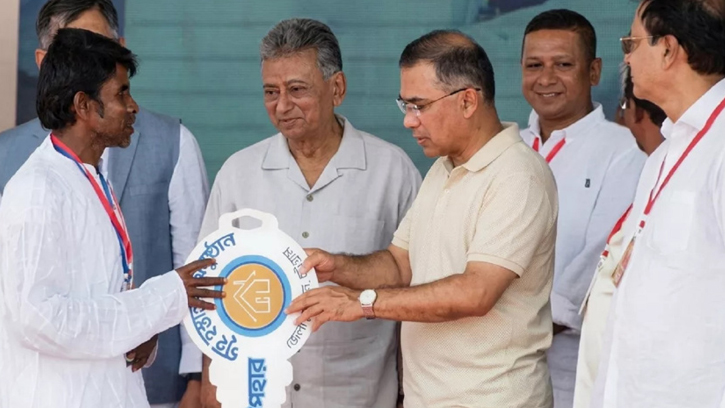 বন্যায় ক্ষতিগ্রস্তদের পুনর্বাসনে নতুন ঘর হস্তান্তর প্রধানমন্ত্রীর