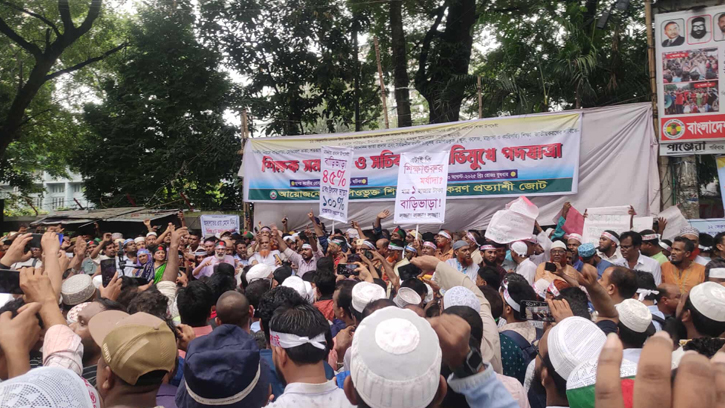 প্রেস ক্লাবের সামনে শিক্ষকদের সমাবেশ: যান চলাচল বন্ধ 