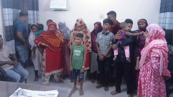 ১৫ বাংলাদেশীকে সাতক্ষীরা সীমান্তে বিজিবির হাতে হস্তান্তর 