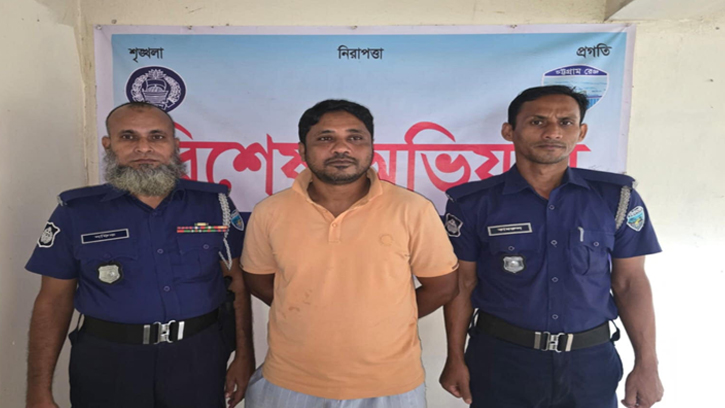 চন্দ্রগঞ্জে স্বেচ্ছাসেবকলীগ নেতা মনির গ্রেফতার