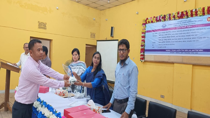 গুইমারায় কৃতী শিক্ষার্থীদের মাঝে পুরস্কার বিতরণ