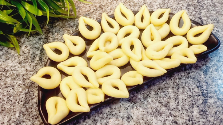 দুধের মিষ্টি স্বাদে ভরা গুঁড়ো দুধের গুজিয়া