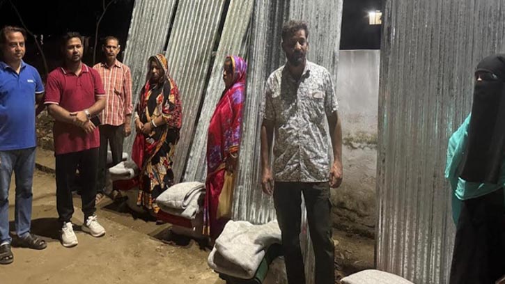 হাটহাজারীতে অগ্নিকাণ্ডে ক্ষতিগ্রস্ত ৫ পরিবারের পাশে উপজেলা প্রশাসন