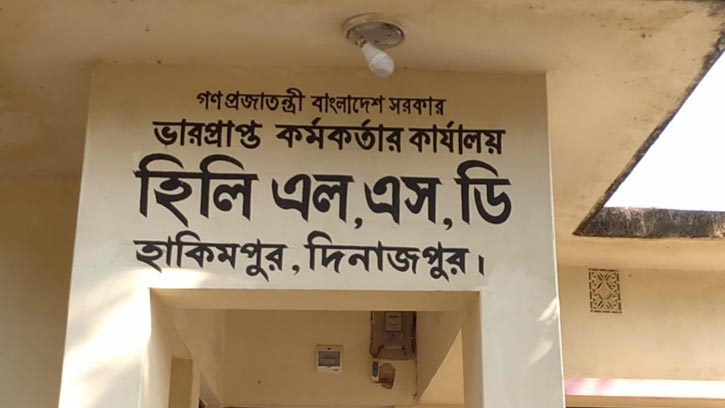 কৃষকদের থেকে ধান ক্রয় না করার অভিযোগ হিলি খাদ্য গোডাউনে 