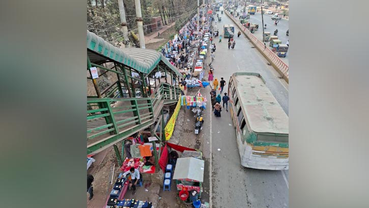 সাভার-আশুলিয়ায় ফুটপাত ও ফুট ওভারব্রিজ হকারদের দখলে